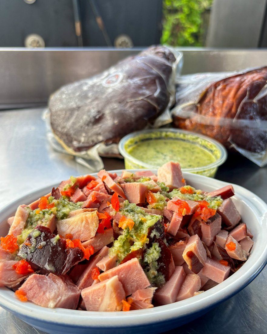 Jambon de Noël boucané découpé, sauce chien et pièces sous vide